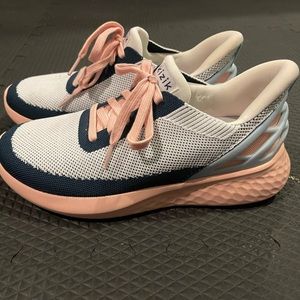 Women’s 8.5 wide Kizik Shoes